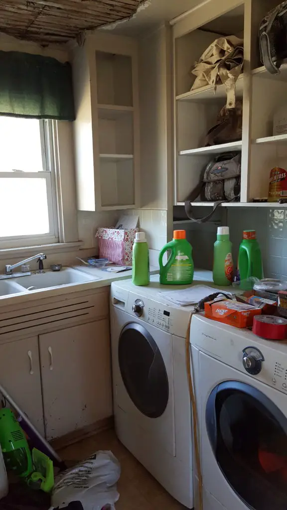 foursquare kitchen with laundry addition